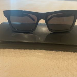 Really cute black saint laurent sunglasses!!